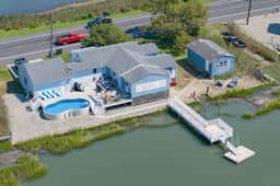 Private Dock, Private Pool & Bayfront Paradise