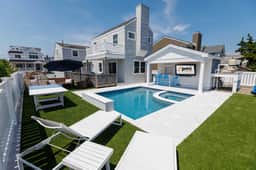 Barefoot Bungalow - Charming Getaway with Pool!