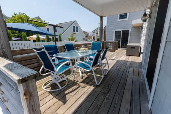 Barefoot Bungalow - Charming Getaway with Pool!