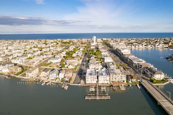 Sail Away - Bay Front, Views and Walk to Town